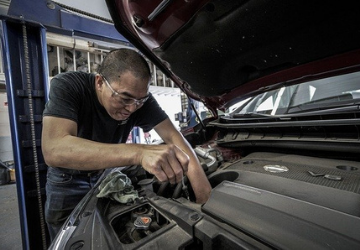 Illustration par une photo d'un mécanicien du zoom métier sur la réparation automobile présenté par l'ERIP à la Mission Locale pour les Jeunes Pau-Pyrénées